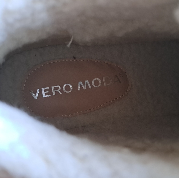 Friella Quilted Lace-Up Boot - New w/t box - Picture 11 of 11